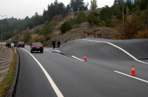 Toprak kayması bakın neler yaptı! - Resim: 3