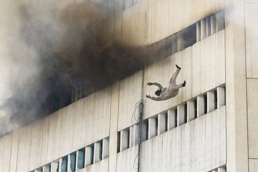 Yanan binadan böyle atladılar - Resim: 2