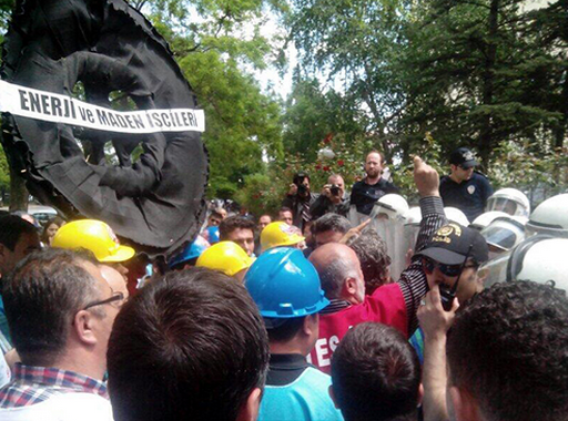 Göztepe metrosunda dikkat çeken Soma yazısı - Resim: 2