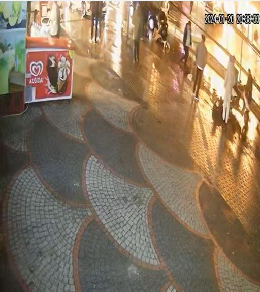 İstanbul'da yaya geçidinde kadına önce motosiklet ardından araba vurdu - Resim: 0