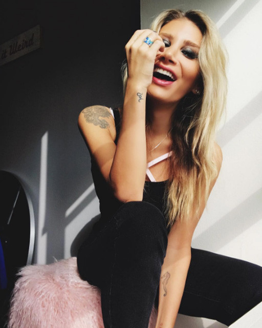 İrem Derici: "Öpme işlemine evimin duvarları ile başladım" - Resim: 2