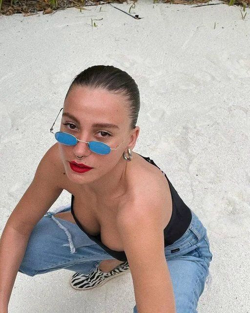 Serenay Sarıkaya'nın Maldivler'e kiminle gittiği ortaya çıktı! Pozları olaydı - Resim: 2