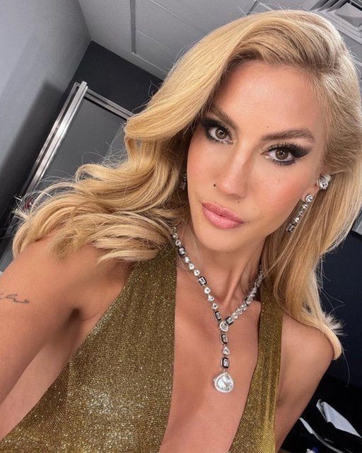 Kameralara yakalanınca panikledi! Çağla Şıkel hedef şaşırtmaya çalıştı: Gizemli erkekle arkadaşı şaşırtmıştı - Resim: 4