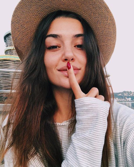 Hande Erçel annesinin gençlik fotoğrafını paylaştı görenler 'Aynı Gamze Erçel' dedi! - Resim: 1