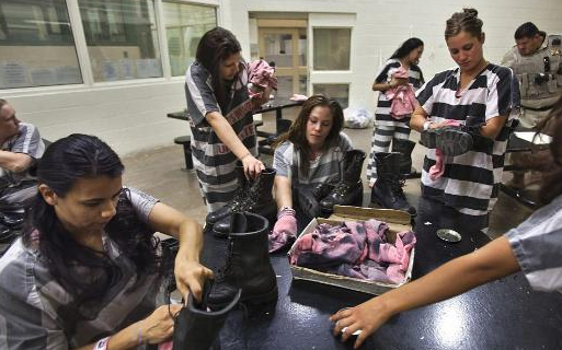 Prangalı kadın mahkumlar - Resim: 2