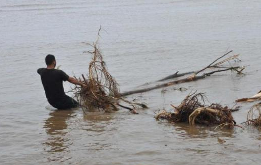 Sel suları iş makinesini böyle sürükledi - Resim: 3