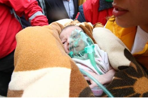 14 günlük bebek enkazdan sağ çıkartıldı - Resim: 1