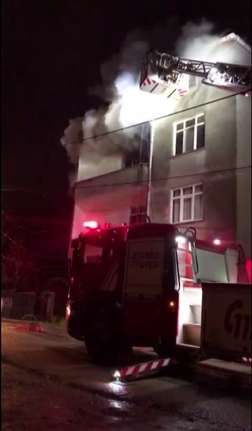 Ümraniye'de 4 katlı binada yangın: 8 kişi yaralandı - Resim: 0