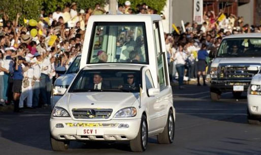 Papa'ya görülmemiş koruma - Resim: 4