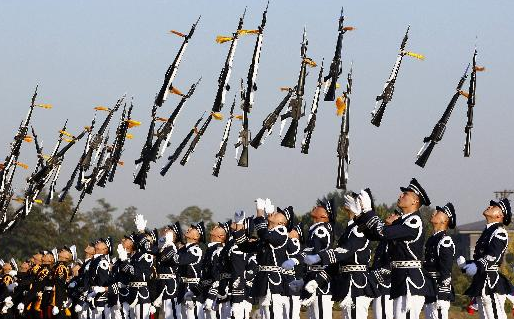 Bu askerler tehlike nedir bilmiyor! - Resim: 1