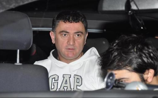 Ayhan Çarkın 'o mezarları' gösteriyor  - Resim: 2