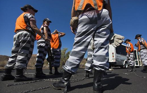 Prangalı kadın mahkumlar - Resim: 3