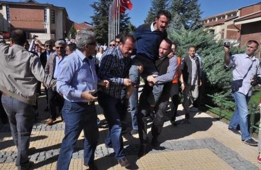 Polis protestocuyu omuzlarında taşıdı! - Resim: 4