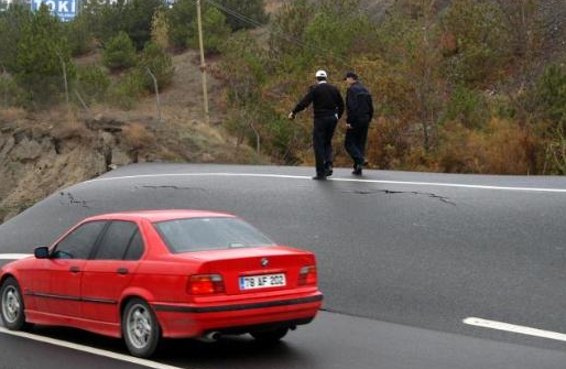 Toprak kayması bakın neler yaptı! - Resim: 1