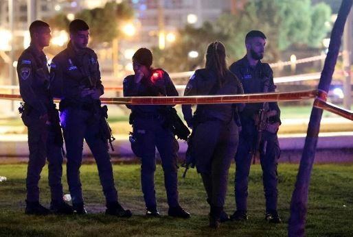 İsrail'de araçla yayaların arasına daldı silahla ateş açtı! Ölü ve yaralılar var - Resim: 4