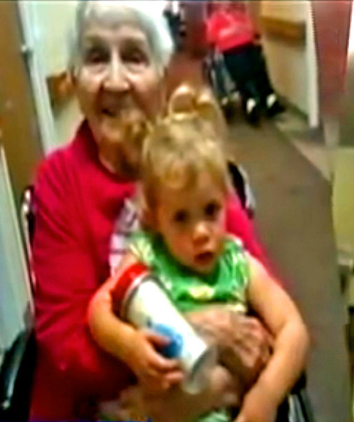 Annelerinin odasına kamera koydular gördükleri karşısında şoke oldular - Resim: 4