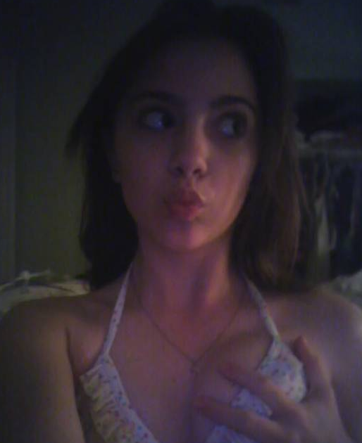 Çıplak pozları internete sızdı - Resim: 2