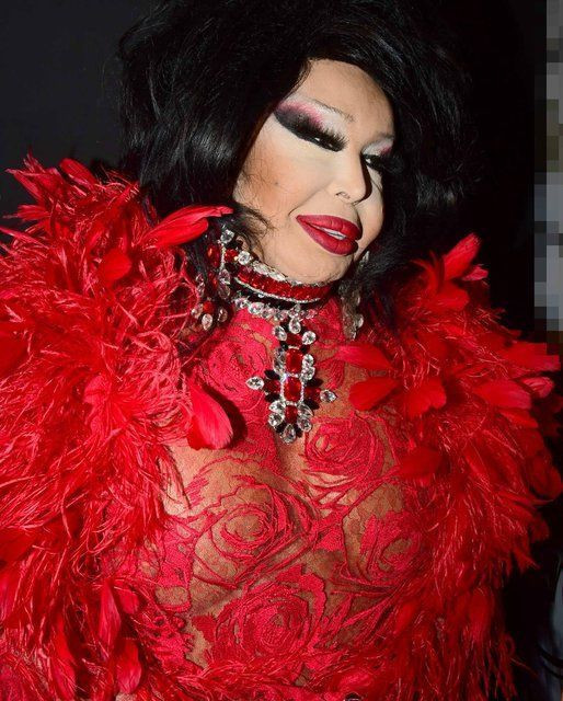 Diva Bülent Ersoy'u hayranı öpmek istedi! 'Yakışıklı çocukmuş, öp bari' - Resim: 2