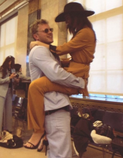 'Çıplaklığımdan utanmıyorum' demişti! Yine çırılçıplak soyundu - Resim: 3