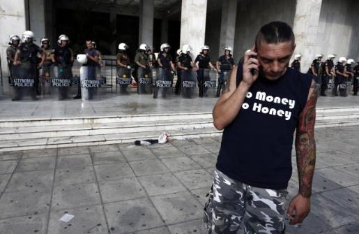 Maaşlarını alamayınca isyan çıkardılar! - Resim: 1