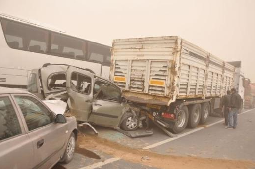 Kum fırtınası karayolunu kana buladı - Resim: 3