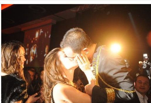 Kameralara aldırmadan böyle öpüştü - Resim: 1