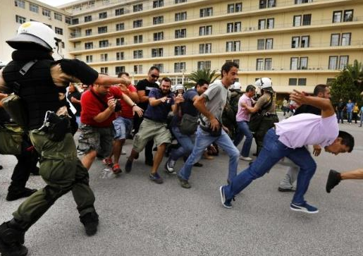 Maaşlarını alamayınca isyan çıkardılar! - Resim: 4