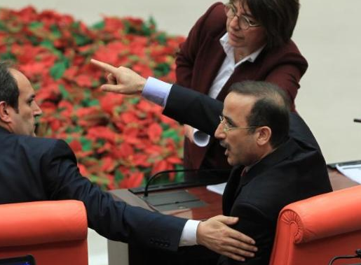 Meclis'te vazo kırdırtan kavga! - Resim: 1