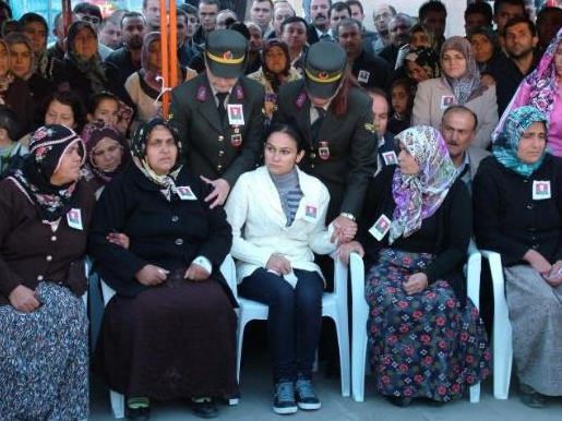 Şehit oğlunu asker selamıyla uğurladı - Resim: 2