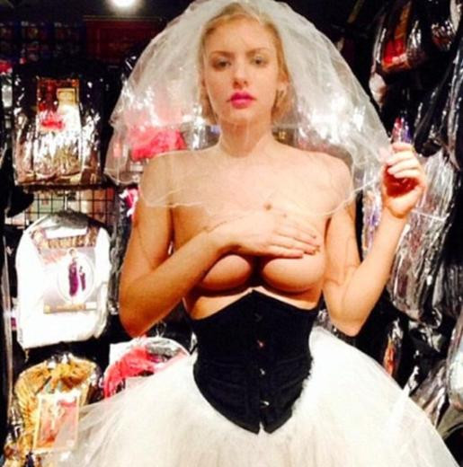 Cadılar bayramının üstsüz gelini - Resim: 1