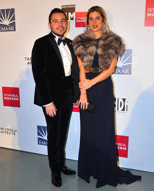 Kızlar Hacı Sabancı için birbirine girdi bardaklar havada uçuştu - Resim: 2