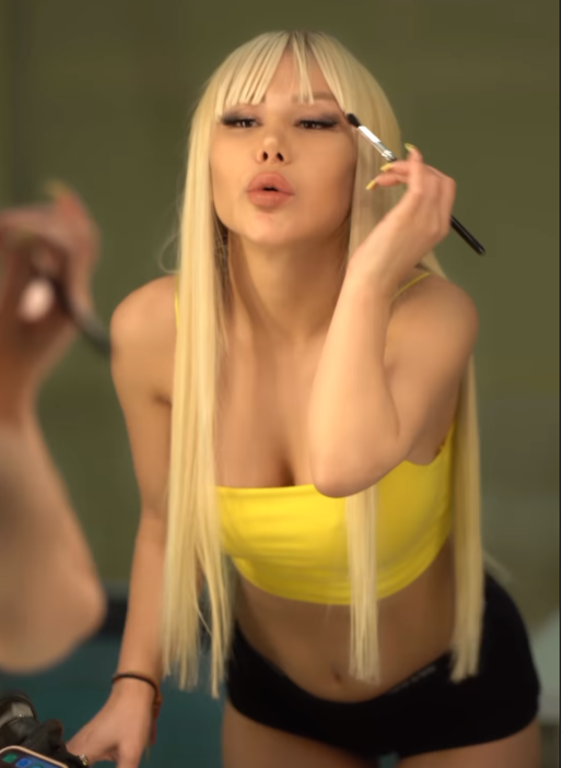 Cinsel içerikli soruları görünce soluğu savcılıkta aldı! Şarkıcı Eva Benir 'elektronik taciz'e uğradı - Resim: 1