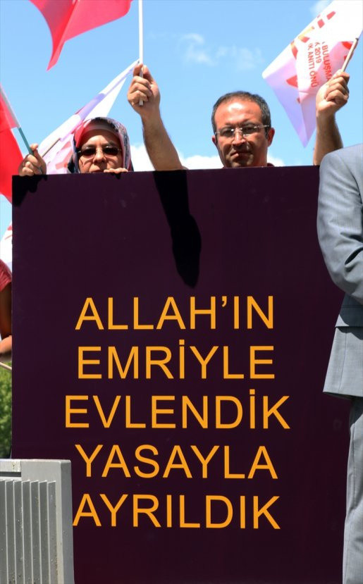 Tayin isteyen öğretmenlerden bileklere prangalı eylem - Resim: 0