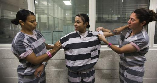 Prangalı kadın mahkumlar - Resim: 4