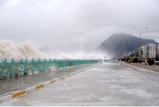 Antalya'yı dev dalgalar vurdu - Resim: 4