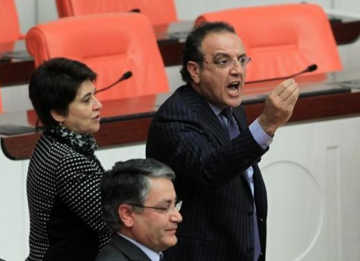 Meclis'te vazo kırdırtan kavga! - Resim: 3