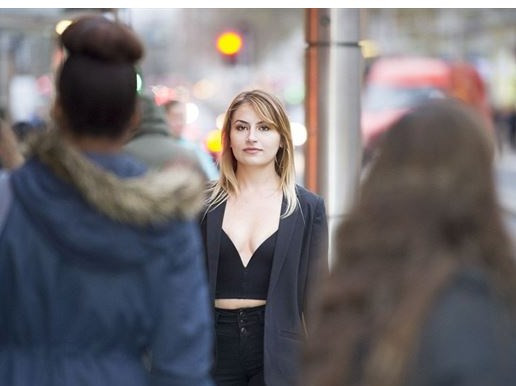 Derin dekolte ile sosyal deney! - Resim: 3