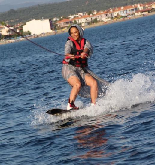 Hülya Avşar'ın yatakta verdiği o poz kriz çıkardı! Sosyal medya ikiye bölündü - Resim: 4
