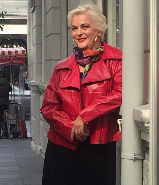 Nurseli İdiz'in plaj pozuna övgüler yağdı! Usta oyuncu yıllara meydan okuyor - Resim: 1