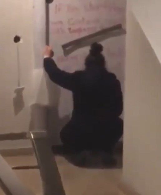 Komşularının kapısına dışkı sürüp duvarlarına tehdit yazdı! Kapıların önünde ateş yaktı! - Resim: 1