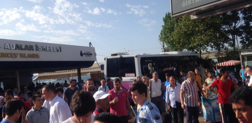 Kabataş'ta İETT otobüsü durağa daldı! - Resim: 1