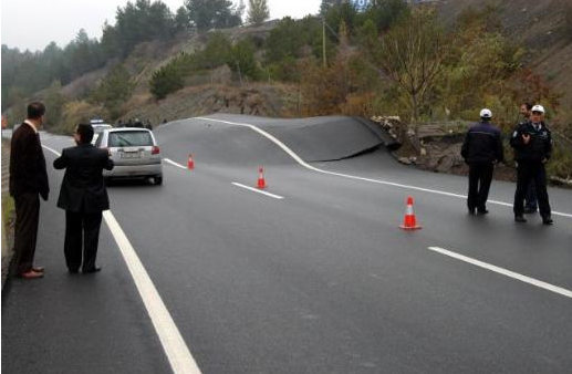 Toprak kayması bakın neler yaptı! - Resim: 4