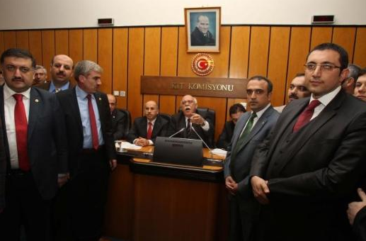 Meclis'te kızılca kıyamet koptu - Resim: 4