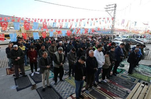 Bayram namazı sebebiyle Türkiye'de camiler doldu - Resim: 2