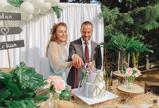 Oyuncu Vildan Atasever nişanlandı! Damat balkona çıktı - Resim: 2