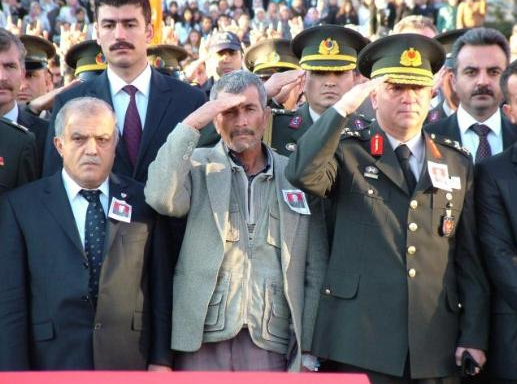 Şehit oğlunu asker selamıyla uğurladı - Resim: 3