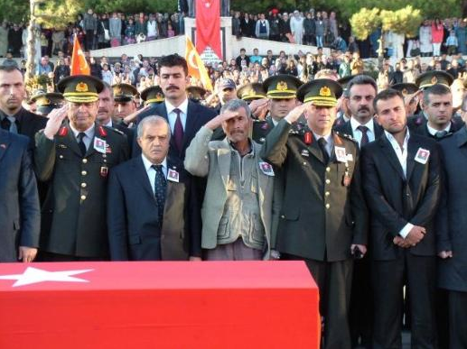 Şehit oğlunu asker selamıyla uğurladı - Resim: 4