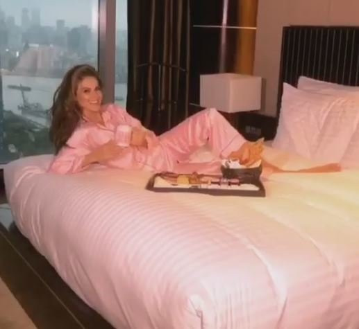 Adriana Lima'dan Türk mankene yakın markaj önce arkadan sarıldı sonra... - Resim: 4