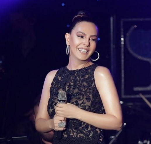 Ebru Gündeş'in fotoğrafındaki şaşırtan detay - Resim: 1