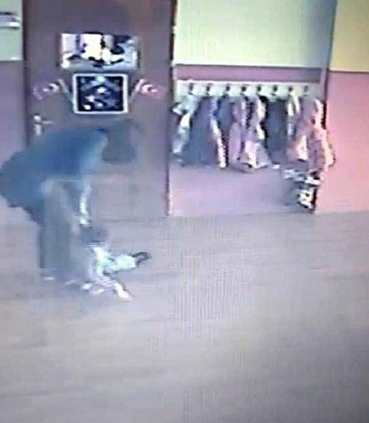 Şok görüntü! Anaokulu öğretmeni kameraya böyle takıldı - Resim: 3